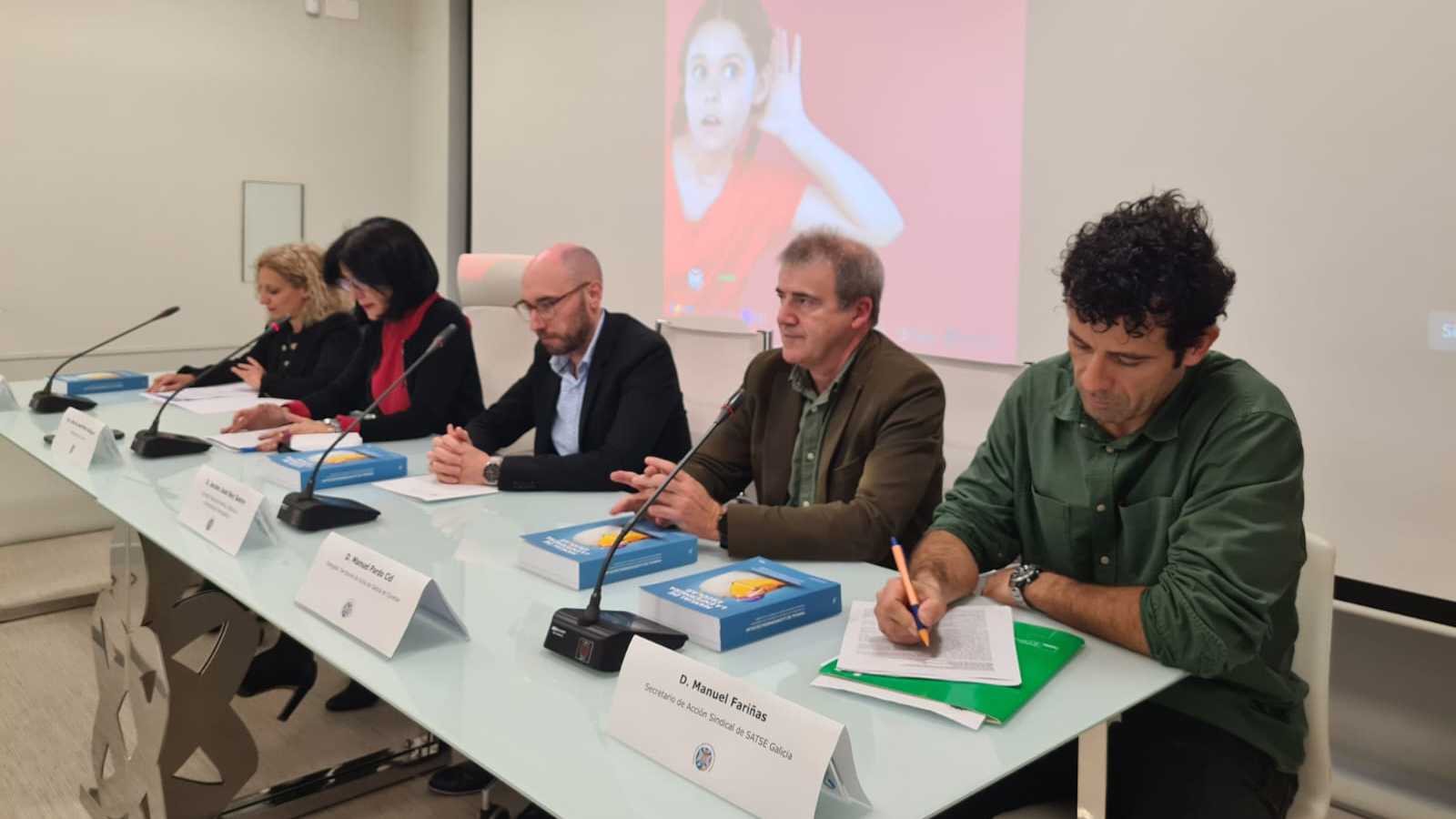 Mesa inaugural de la I Semana de la Infancia. Esquina derecha, secretario de acción sindical, Manuel Fariñas.